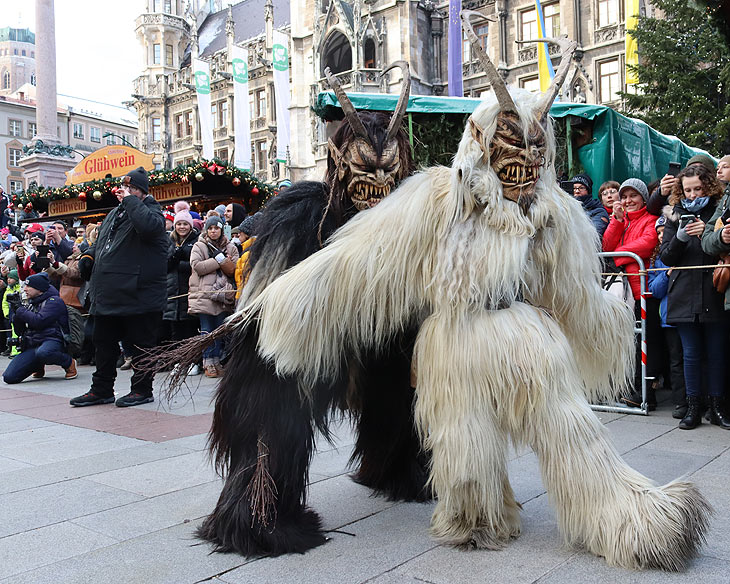 Krampuslauf auf dem Münchner Christkindlmarkt am 11.12.2022 (©Foto:Martin Schmitz)